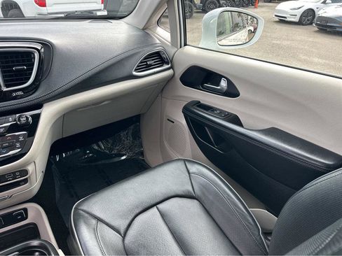 Used 2020 Chrysler Pacifica Limited w/ Advanced Safetytec Group image 18