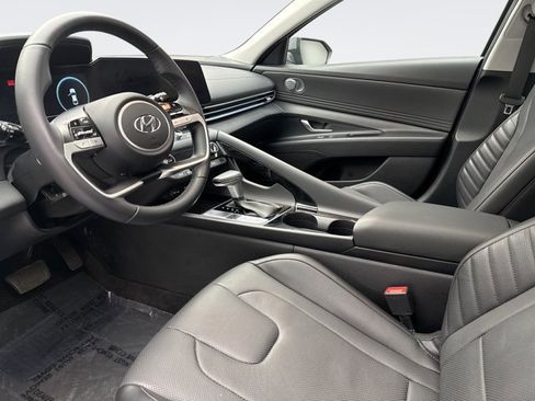 Used 2022 Hyundai Elantra Limited w/ Preferred Accessory Package FWD image 10