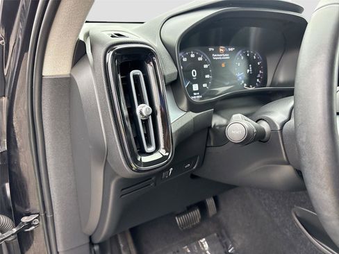 Used 2022 Volvo XC40 T5 Momentum image 11