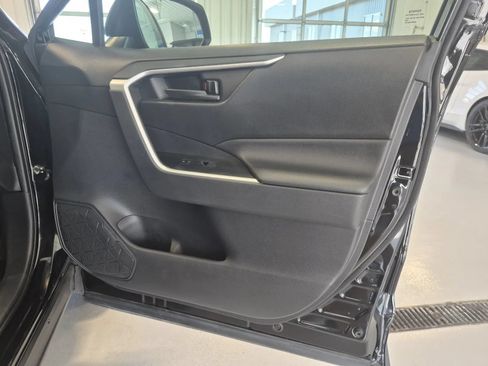 Used 2022 Toyota RAV4 LE AWD/4WD image 18