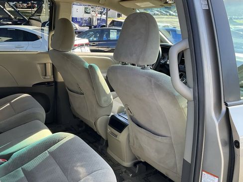 Used 2015 Toyota Sienna LE image 47
