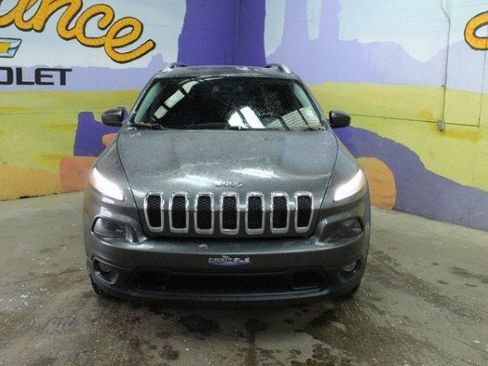 Used 2018 Jeep Cherokee Latitude w/ Cold Weather Group image 6
