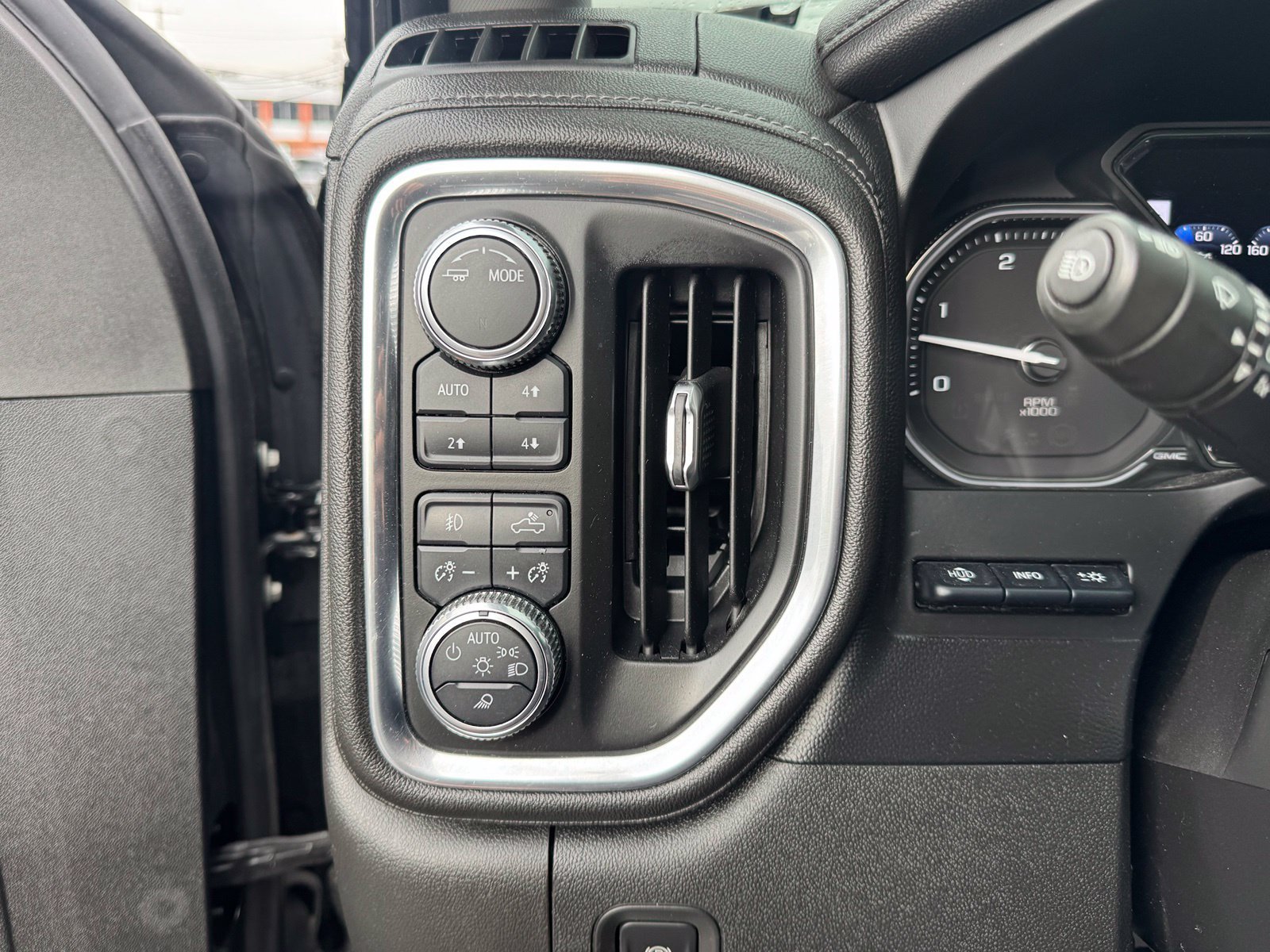 Used 2021 GMC Sierra 2500 Denali w/ Denali Black Diamond Edition AWD/4WD image 17