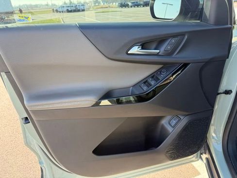 Used 2025 Chevrolet Equinox LT w/ Convenience Package II image 12