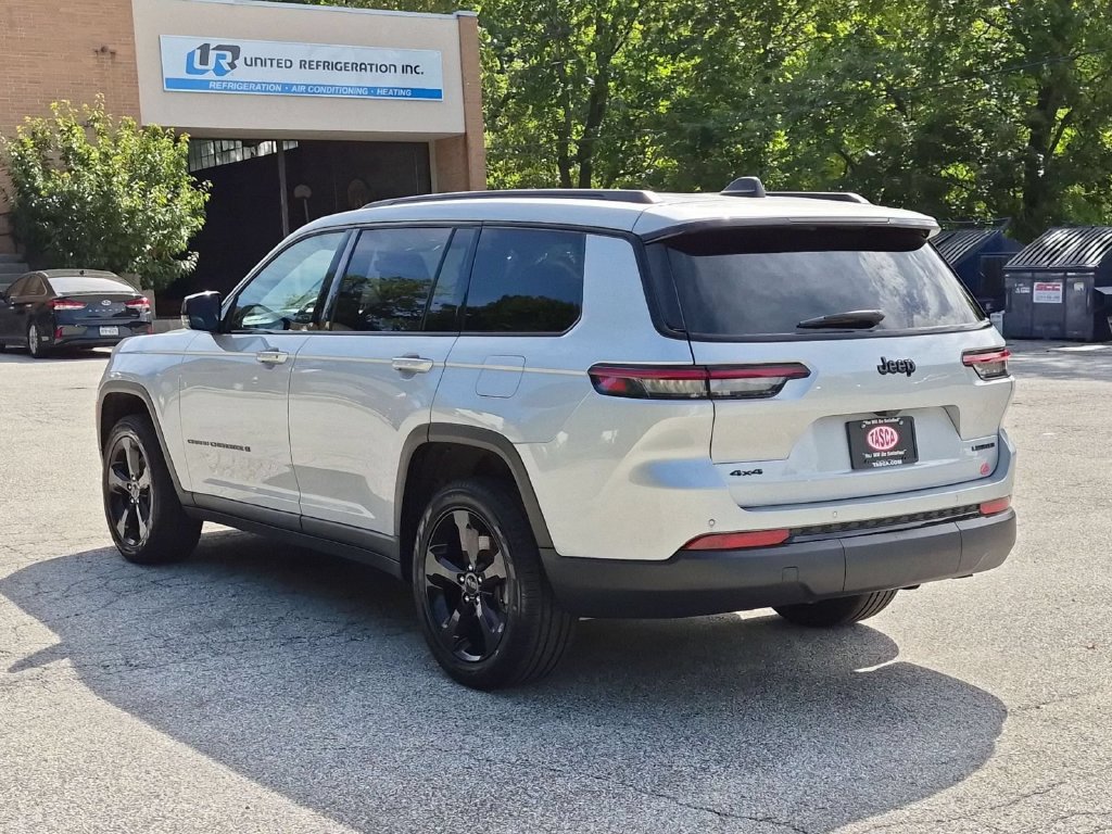Used 2025 Jeep Grand Cherokee L Limited w/ Black Appearance Package AWD/4WD image 9