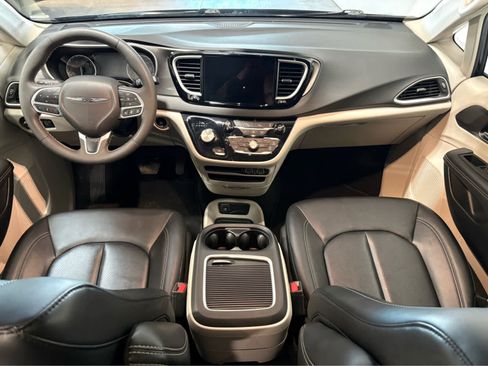 Used 2024 Chrysler Pacifica Touring-L FWD image 17