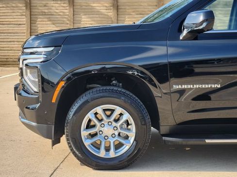 Used 2025 Chevrolet Suburban LS RWD image 15