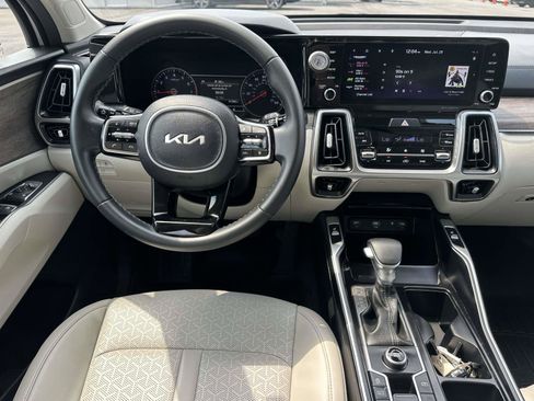 Used 2022 Kia Sorento EX w/ Panoramic Sunroof Package FWD image 11