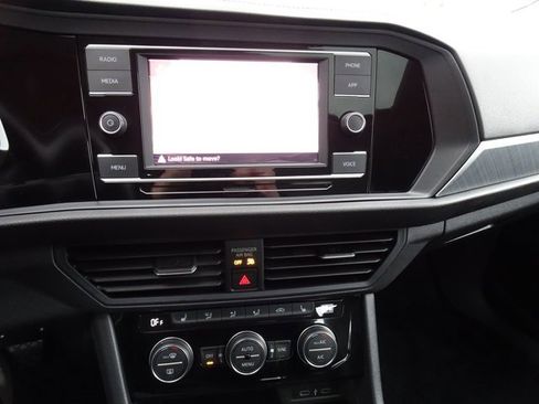 Used 2022 Volkswagen Jetta SE image 21