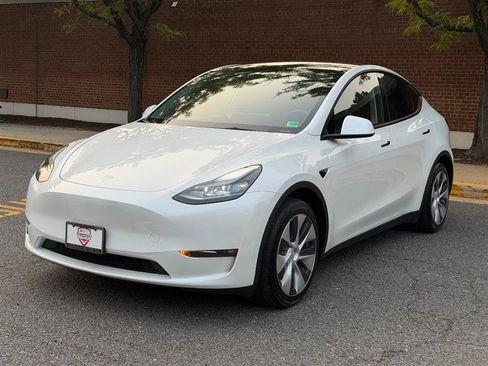 Used 2024 Tesla Model Y Long Range AWD/4WD image 3