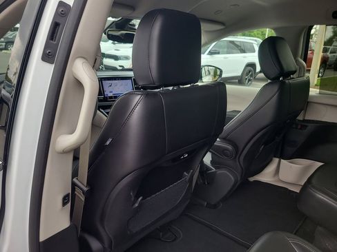 Used 2024 Chrysler Pacifica Touring-L image 9