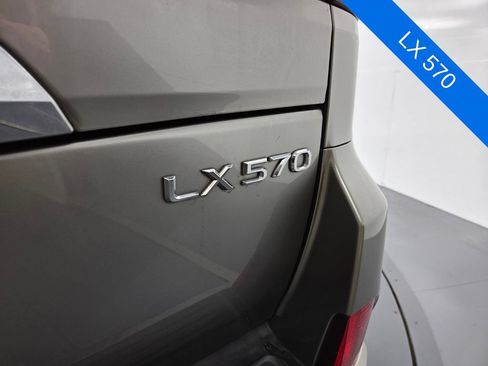 Used 2017 Lexus LX 570 4WD w/ Luxury Package image 24