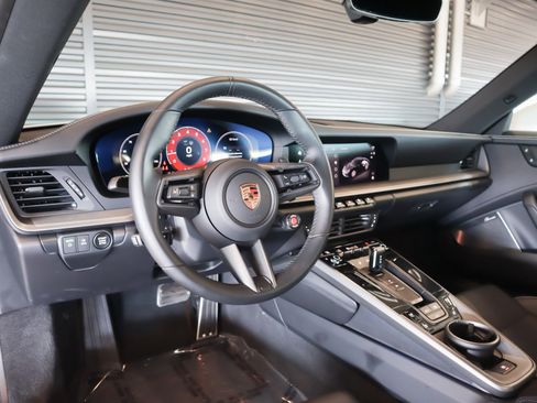 Used 2025 Porsche 911 Carrera image 4