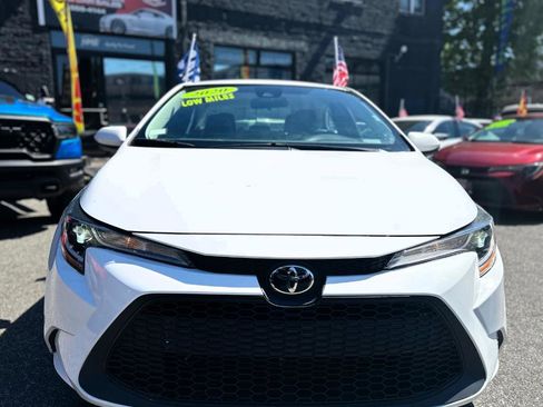 Used 2022 Toyota Corolla LE FWD image 2