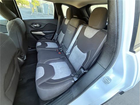 Used 2018 Jeep Cherokee Latitude AWD/4WD image 18