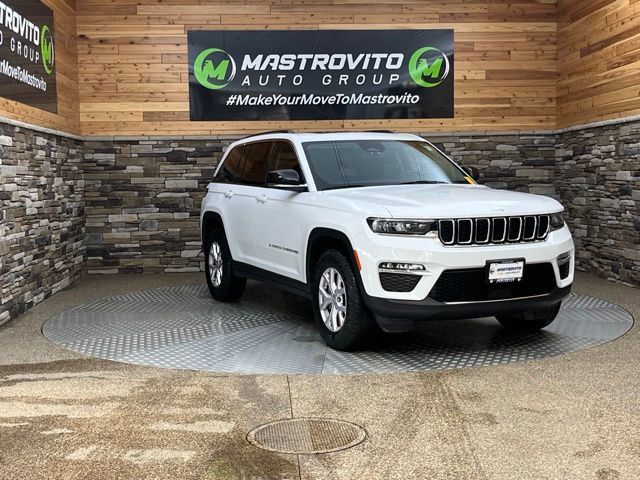 Used 2022 Jeep Grand Cherokee Limited AWD/4WD image 2