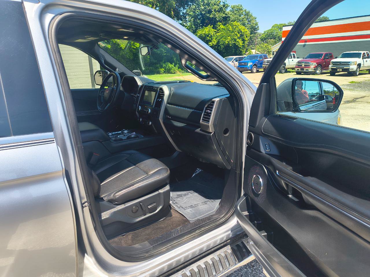 Used 2020 Ford Expedition XLT w/ Equipment Group 202A AWD/4WD image 9