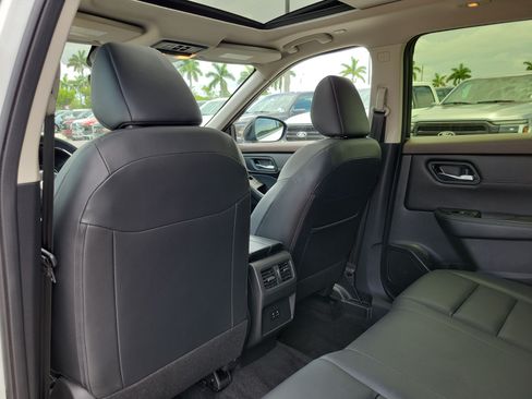Used 2023 Nissan Rogue SL AWD/4WD image 13