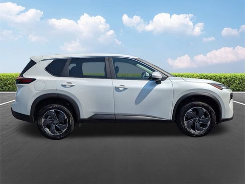 Used 2024 Nissan Rogue SV FWD image 3
