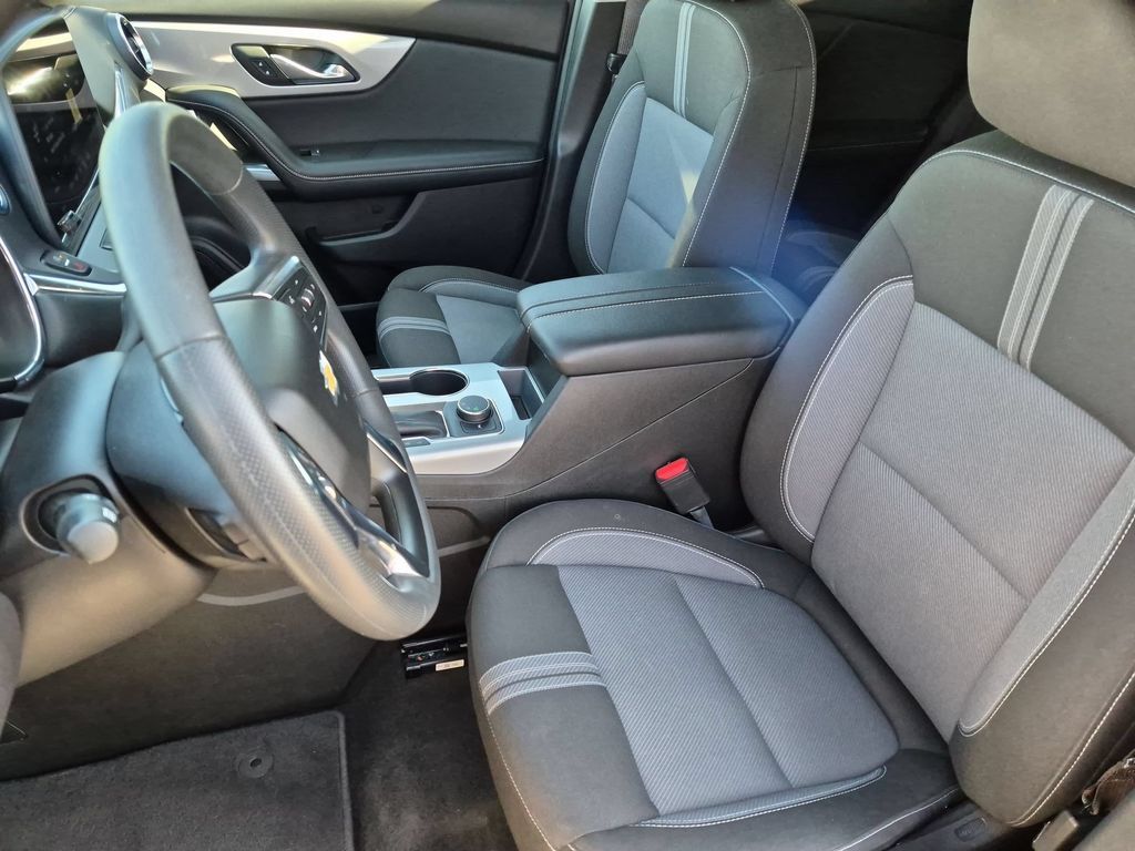 Used 2025 Chevrolet Blazer LT FWD image 25