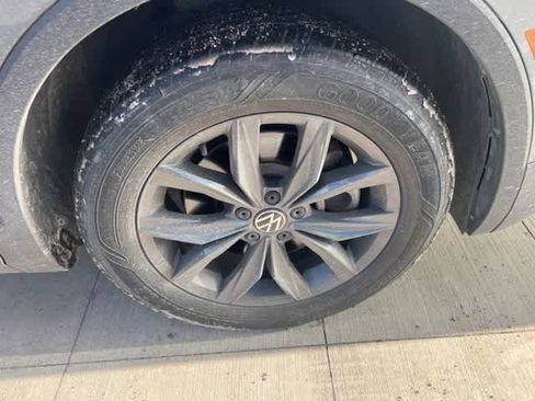 Certified 2022 Volkswagen Tiguan SE w/ Panoramic Sunroof Package image 21