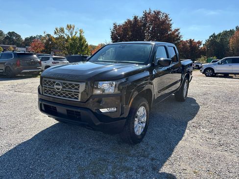 Used 2022 Nissan Frontier SV image 2