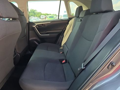 Used 2019 Toyota RAV4 LE AWD/4WD image 10