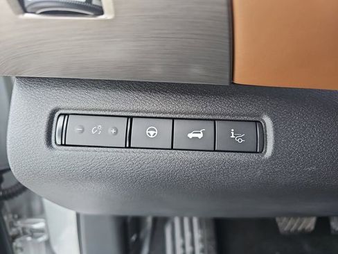 Used 2025 Nissan Pathfinder Platinum image 27