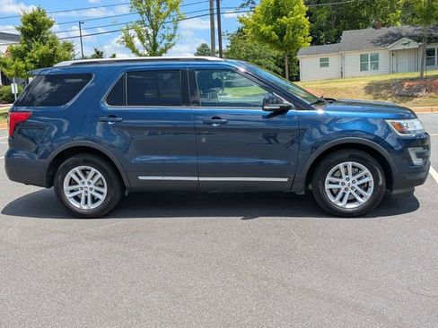 Used 2017 Ford Explorer XLT FWD image 3