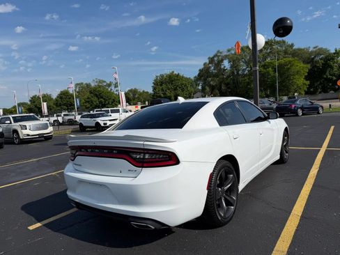 Used 2017 Dodge Charger SXT w/ Navigation & Travel Group RWD image 5