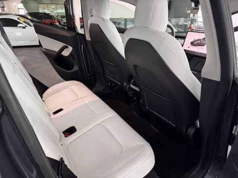 Used 2022 Tesla Model Y Long Range image 15