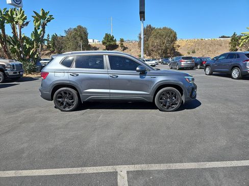 Used 2023 Volkswagen Taos SE w/ Panoramic Sunroof Package FWD image 4