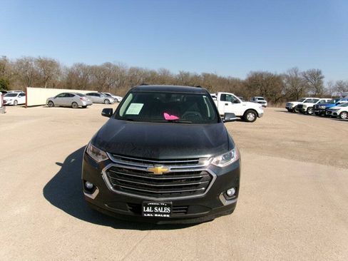 Used 2020 Chevrolet Traverse LT FWD image 2