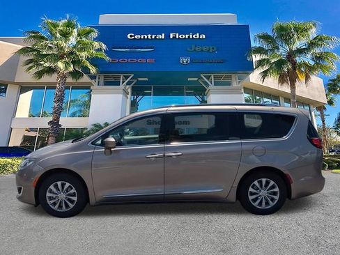 Used 2018 Chrysler Pacifica Touring-L FWD image 8