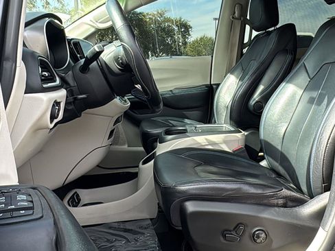Used 2021 Chrysler Pacifica Touring-L image 21