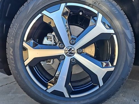 New 2026 Volkswagen Tiguan SE image 9