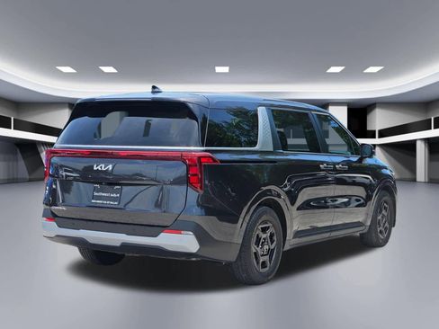 Used 2025 Kia Carnival FWD image 6