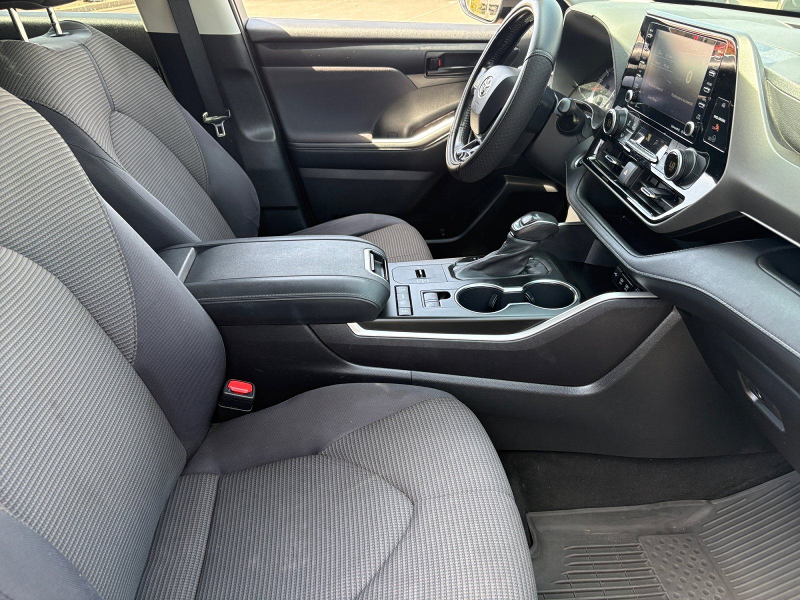 Used 2021 Toyota Highlander LE FWD image 19