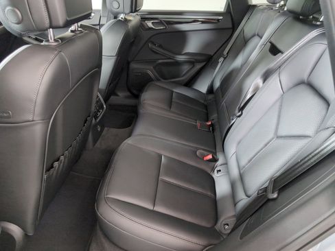 Certified 2025 Porsche Macan AWD/4WD image 19