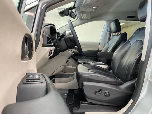 Used 2024 Chrysler Pacifica Touring-L FWD image 14