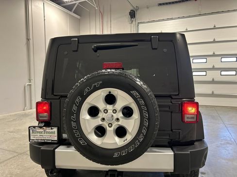 Used 2015 Jeep Wrangler Unlimited Sahara w/ Connectivity Group AWD/4WD image 7