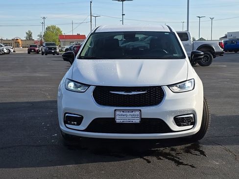 Used 2024 Chrysler Pacifica Touring-L AWD/4WD image 56