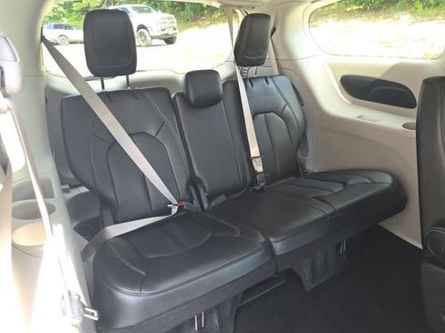 Used 2023 Chrysler Pacifica Touring-L FWD image 11