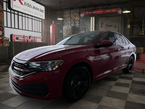 Used 2024 Volkswagen Jetta SE image 1