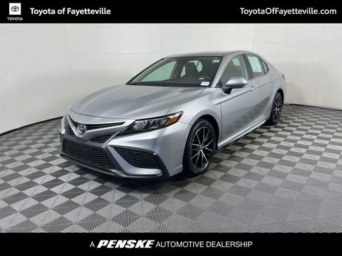 Used 2024 Toyota Camry SE image 1