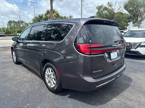 Used 2023 Chrysler Pacifica Touring-L FWD image 10