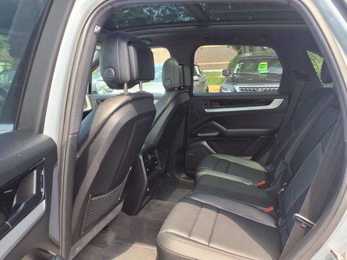Used 2024 Porsche Cayenne AWD/4WD image 28