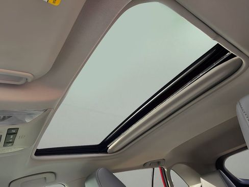 Used 2021 Toyota RAV4 XLE Premium image 23