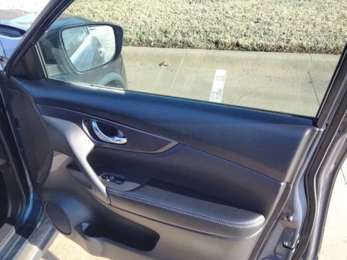 Used 2016 Nissan Rogue S w/ Appearance Package image 18