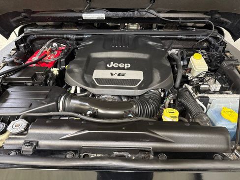 Used 2015 Jeep Wrangler Unlimited Rubicon image 76